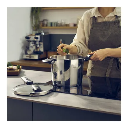 Fissler Vitaquick Elemental 6 litre düdüklü tencere, ocak üzerinde – üretici görseli