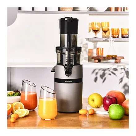 Karaca Slow Juicer yavaş sıkım katı meyve sıkacağı, meyve suyu bardaklarıyla mutfakta