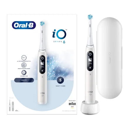 Oral-B iO 6 Serisi beyaz şarjlı diş fırçası, kutusu ve seyahat çantası