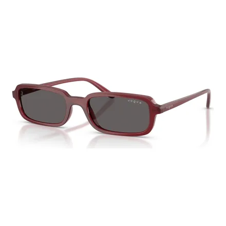 Vogue Eyewear VO5666S güneş gözlüğü, bordo çerçeve ve koyu duman cam – üretici görseli
